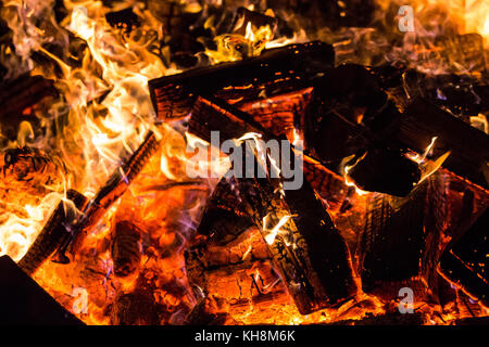 Brennendes Feuer Holz Kohle hot Stockfoto