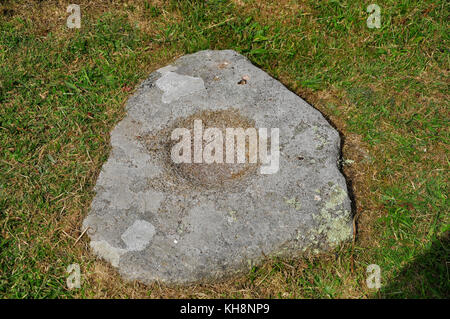 Quernstein mahlte früher Getreide von Hand.Von Halangy Hinunter uraltes Dorf auf St Mary's Isles von Scilly, Cornwall.UK. Stockfoto