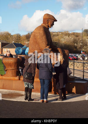 Diese symbolische Statue stellt das verlorene Leben der Fischer aus North Shields Fischerhafen in Nordost-england. Stockfoto