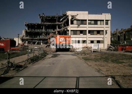 AJAXNETPHOTO. 2017. WORTHING, England. - MGM HAUS-MARINE UND ALLGEMEINE GEGENSEITIGE QUALITÄTSSICHERUNG (MGM) VERWALTUNGSGEBÄUDE IN HEENE Straße teilweise abgerissen, um Platz für neue RUHESTAND GEHÄUSE ZU MACHEN. Foto: Jonathan Eastland/AJAX REF: DP 170806 65 Stockfoto