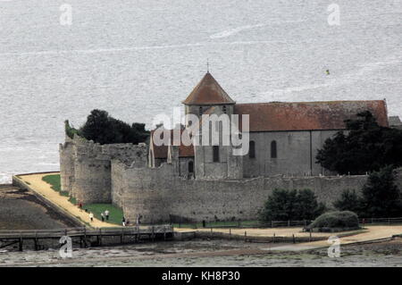 AJAXNETPHOTO. AUGUST, 2017. PORTSMOUTH, England. - Schloss Kirche - Kirche St. Maria innerhalb der Mauern von PORTCHESTER CASTLE AM NÖRDLICHEN ENDE DES HAFENS, von dem angenommen wird, dass der Ort einer antiken BRITE FORT UND NAVAL BASE. Foto: Jonathan Eastland/AJAX. REF: D 171608 6839 Stockfoto