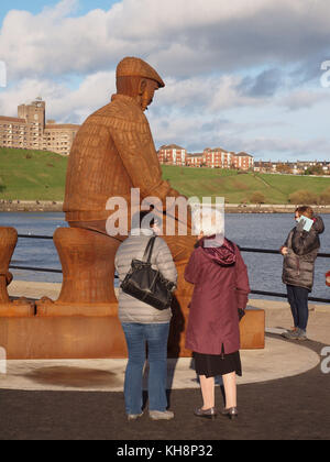 Diese symbolische Statue stellt das verlorene Leben der Fischer aus North Shields Fischerhafen in Nordost-england. Stockfoto