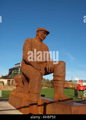 Diese symbolische Statue stellt das verlorene Leben der Fischer aus North Shields Fischerhafen in Nordost-england. Stockfoto