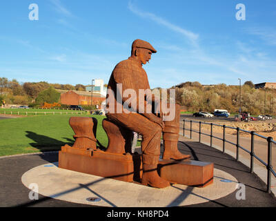 Diese symbolische Statue stellt das verlorene Leben der Fischer aus North Shields Fischerhafen in Nordost-england. Stockfoto