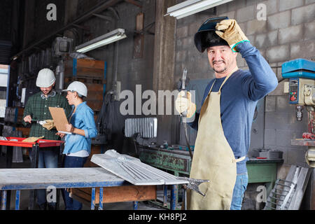 Schweißer Industrie Arbeitnehmer in Metall Fabrik als Arbeiter Stockfoto