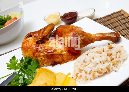 Holzkohle gebackenes Huhn und Beilagen Stockfoto