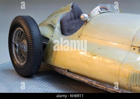 PRAG, TSCHECHISCHE REPUBLIK - 10. NOVEMBER: Der Mercedes-Benz W154 Grand-Prix-Rennwagen von Rudolf Uhlenhaut steht im Nationalen Technischen Museum Stockfoto