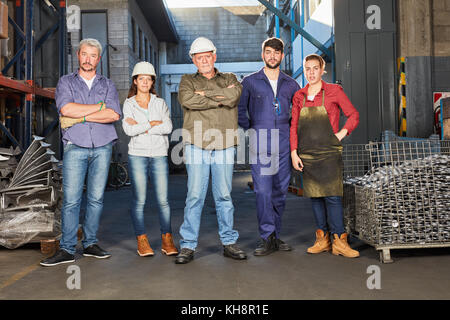 Erfolgreiche Gruppe oder Team von Arbeitern als Kollegen Stockfoto