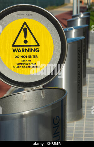 Größte u-bin-System in Großbritannien an der neuen Cambridge district Eddington. Kein wheelie Bins - Stahl bin Rutschensystem große unterirdische Kammer. Stockfoto