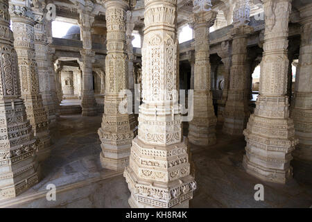 Säulen in der Jain Tempel Ranakpur, Rajasthan, Indien. Stockfoto