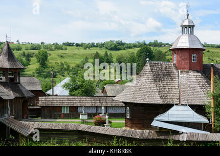 Die hölzerne Kirche heilige Könige in der Nähe von Cacica, Bukowina, Rumänien Stockfoto