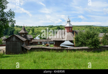 Die hölzerne Kirche heilige Könige in der Nähe von Cacica, Bukowina, Rumänien Stockfoto