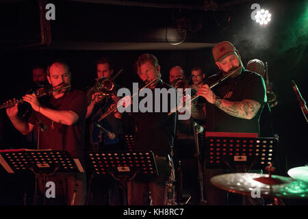 Abstrakt Orchester mit MC Joker Starr (links) und Micall Parknsun (rechts) an der Garderobe Leeds vom 27. Oktober 2017. DJ Lubi Promoter. Stockfoto