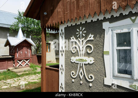 Dorf Cacica im Nordosten Rumänien (Bukowina). Traditionelles Haus mit Wasser gut. Stockfoto