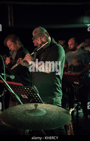 Abstrakt Orchester mit MC Joker Starr (links) und Micall Parknsun (rechts) an der Garderobe Leeds vom 27. Oktober 2017. DJ Lubi Promoter. Stockfoto