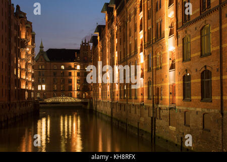 Beleuchtete wandrahmsfleet in der Speicherstadt Speicherstadt in der Hafencity, Hamburg, Deutschland Stockfoto