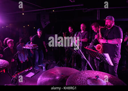 Abstrakt Orchester mit MC Joker Starr (links) und Micall Parknsun (rechts) an der Garderobe Leeds vom 27. Oktober 2017. DJ Lubi Promoter. Stockfoto