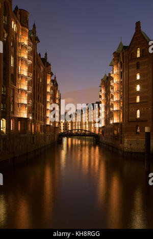 Beleuchtete wandrahmsfleet in der Speicherstadt Speicherstadt in der Hafencity, Hamburg, Deutschland Stockfoto