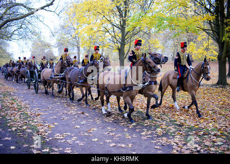 King's Truppe Royal Horse Artillery in Green Park London zum 69. Geburtstag des Prinzen von Wales 41. Herbstfarben Stockfoto