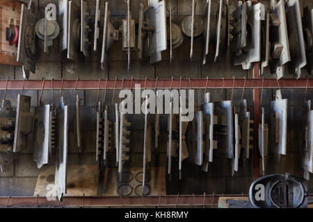 Komponenten der Metallkonstruktion auf Lager Stockfoto
