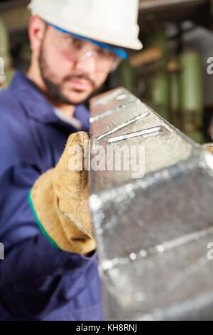 Gießerei Arbeitnehmer Stahl Werkstück und Kontrollen Qualität Stockfoto