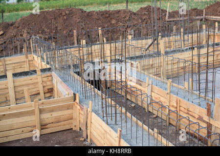 Teil der Schalung auf dem Fundament eines Hauses Stockfoto