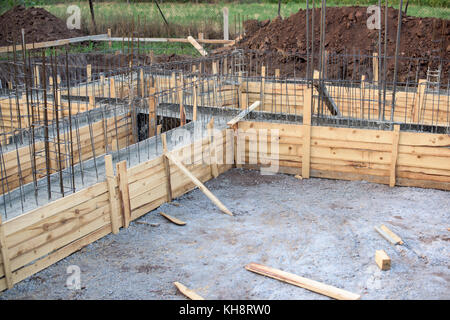 Teil der Schalung auf dem Fundament eines Hauses Stockfoto