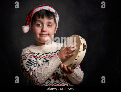 Kind singen Weihnachtslied an Weihnachten Stockfoto