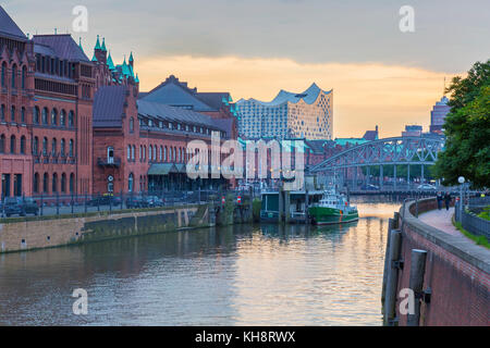 Zollkanal, deutsches Zollmuseum und der elbphilharmonie/Elbphilharmonie hal in der Speicherstadt Speicherstadt, der Hafen von Hamburg, Deutschland Stockfoto