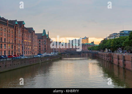 Zollkanal und der elbphilharmonie/Elbphilharmonie hal in der Speicherstadt Speicherstadt, der Hafen von Hamburg, Deutschland Stockfoto