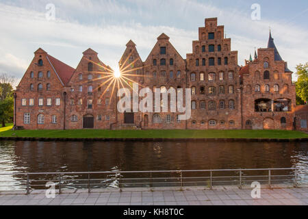 Salzspeicher/Salz Lagern entlang der oberen Trave in der Hansestadt Lübeck / Luebeck, Schleswig-Holstein, Deutschland Stockfoto