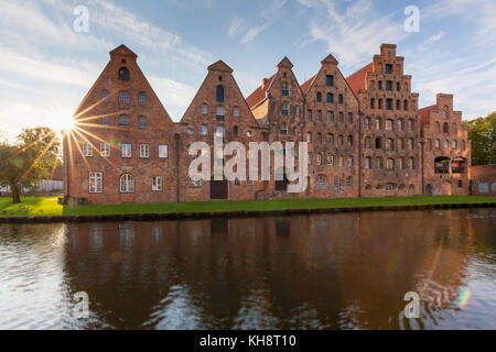 Salzspeicher/Salz Lagern entlang der oberen Trave in der Hansestadt Lübeck / Luebeck, Schleswig-Holstein, Deutschland Stockfoto