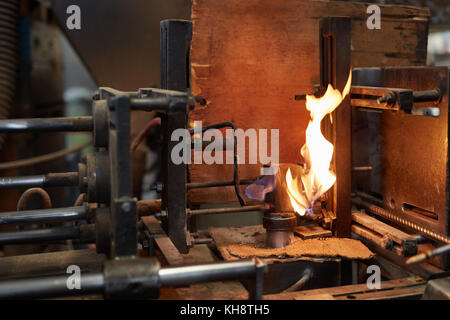 Feuerflamme von Schmiedemaschinen in der Metallurgiefabrik oder Werkstatt Stockfoto