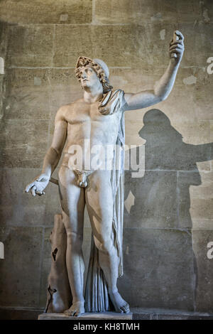 Marmorstatue von Alexander dem Großen (2. Jahrhundert n. Chr.) am Louvre. Der Kopf ist antik und wurde im 19. Jahrhundert an einem anderen Körper befestigt Stockfoto