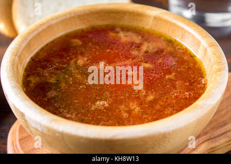 Traditionelle ukrainische russischen Gemüse borscht auf dem alten Holz- Hintergrund Stockfoto