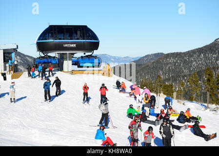 Jasna, Slowakei - Januar 23: Die Skifahrer und Seilbahn in Jasna Niedere Tatra. Es ist das größte Skigebiet in der Slowakei mit 49 km Pisten auf j Stockfoto