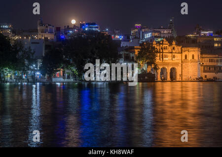 Vollmond über dem gangaur Ghat vom See Pichola, Udaipur, Rajasthan, Indien Stockfoto