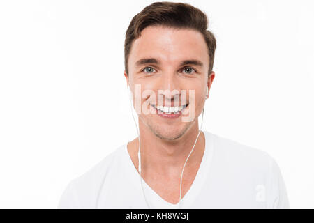 Nahaufnahme, Porträt eines lächelnden glücklicher Mann Musik hören mit Kopfhörern und Kamera auf weißem Hintergrund Stockfoto