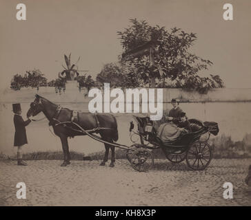 Porträt von Frau und Kind, die in einer Pferdekutsche sitzen, während der Junge mit Hut auf der Front of Horse, Rom, Italien, 1900 steht Stockfoto