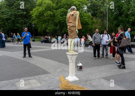 New York, NY, USA - 21. Mai 2015 - Puerto Rican performance Künstler, Johan Figueroa-Gonz ález,, 4 Fuß 11 Zoll hoch, führt als menschliche Statue, die in Washington Square Park, Greenwich Village. © Stacy Walsh Rosenstock Stockfoto