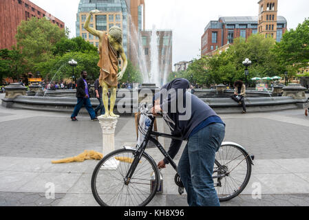 New York, NY, USA - 21. Mai 2015 - Puerto Rican performance Künstler, Johan Figueroa-Gonz ález,, 4 Fuß 11 Zoll hoch, führt als menschliche Statue, die in Washington Square Park, Greenwich Village. © Stacy Walsh Rosenstock Stockfoto