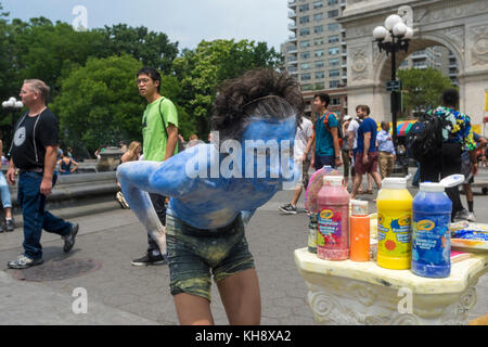 New York, NY, USA - 11. Juni 2016 - Johan Figueroa-Gonz ález, Puerto Rican Street Performer, 4 Fuß 11 Zoll, gilt seine Make-up, bevor sie als menschliche Statue, die in Washington Square Park, Greenwich Village. © Stacy Walsh Rosenstock Stockfoto