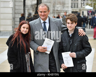 Madeleine Harris, Hugh Bonneville und Samuel Joslin nach einem Gedenkgottesdienst für Paddington-Autor Michael Bond in der St Paul&acirc;€™s Cathedral, London. Stockfoto