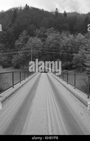 Ein verschneiter Brücke über den Fluss Soca im Raureif in der Nähe von tolmin in primorska, Slowenien. Stockfoto