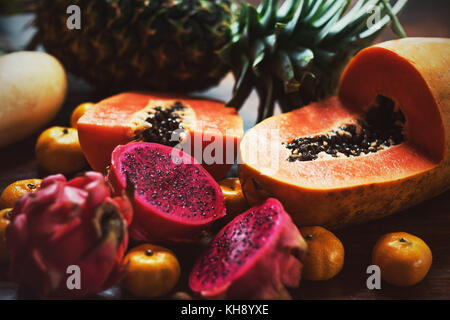 Saftige exotische Früchte. Ananas, Papaya, Mango, Gragon Obst auf dem Tisch bereit zu essen Stockfoto