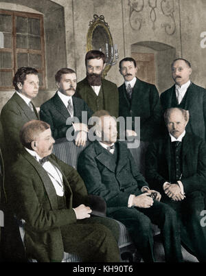 Richard Strauss und Hofmannsthal vor der Generalprobe von Premiere, Dresden, Januar 1911. Rosenkavalier. Sitzen l bis r Graf von Seebach, Strauss, Schuch, M Reinhardt, Hofmannsthal, Rolle. Hofmannsthal: österreichischer Schriftsteller, 1. Februar 1874 - vom 15. Juli 1929. Strauss, Richard: Deutscher Komponist, 11. Juni 1864 - 8. September 1949. Stockfoto