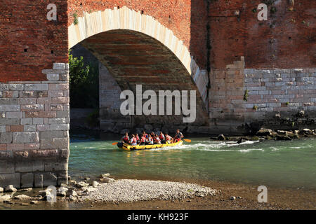 Verona, Ponte di Castel Vecchio Brücke (Scaliger Brücke), Adige Rafting Verona Stockfoto