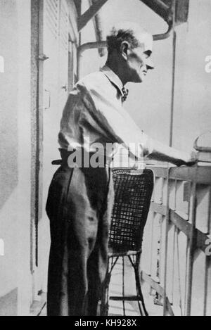 Maurice Ravel auf dem Balkon seines Hauses in Montfort-l'Amaury, Île-de-France, Frankreich. Herr: der französische Komponist, 17. März 1875 - 28. Dezember 1937. Stockfoto