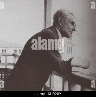 Maurice Ravel auf dem Balkon seines Hauses in Montfort-l'Amaury, Île-de-France, Frankreich, 1920er Jahre. Herr: der französische Komponist, 17. März 1875 - 28. Dezember 1937. Stockfoto