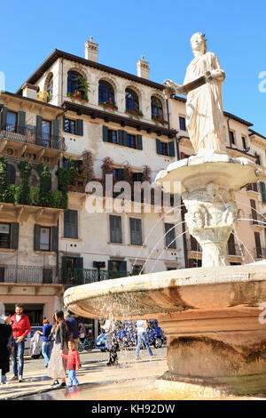 Verona, Italien. Brunnen der Piazza delle Erbe Stockfoto